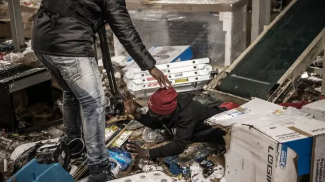 два человека в разрушенном магазине