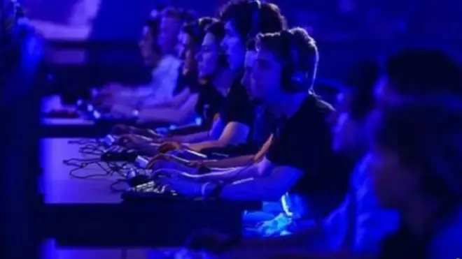 أدلة غير موثقة تشير إلى أن الاضطراب يؤثر بدرجة غير متناسبة في الأشخاص الأصغر سنا المرتبطين أكثر بعالم ألعاب الفيديو