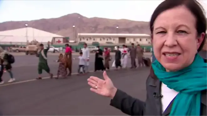 ليس دوست في مطار كابل حيث يفر آلاف الأفغان من حركة طالبان.