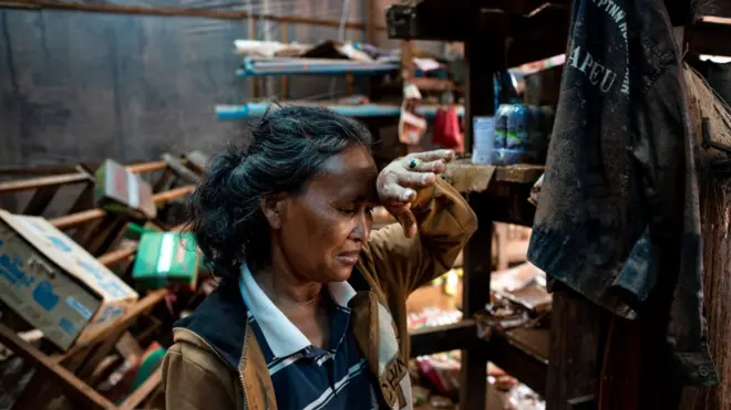 ร้านค้าของหญิงชาวลาวผู้นี้ได้รับความเสียหายโดยสิ้นเชิงจากเหตุเขื่อนแตก