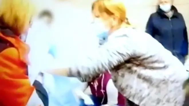 Medicinska sestra porađa ženu