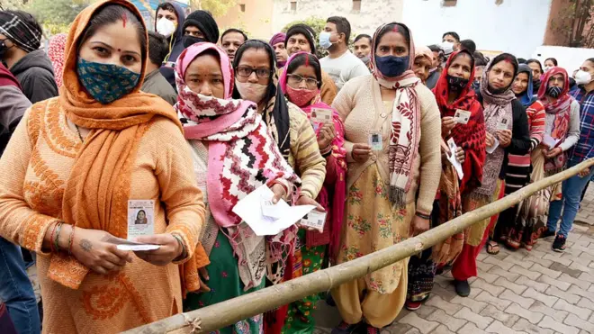 पहले चरण में 10 फ़रवरी को वोट डालने के लिए खड़े मतदाता