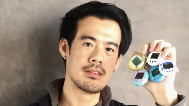 Josiah Chua tiene una colección de tamagochis y espera ansioso el lanzamiento de la nueva versión.