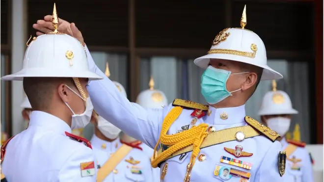 ผบ.ทบ. ทักทายรุ่นน้อง ในระหว่างร่วมงานวันพระราชทานกำเนิดโรงเรียน จปร. ครบรอบ 133 ปี