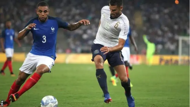 Muuqaalka ku celiska ah waxaa loo isticmaalay markii ciyaaryahan Layvin Kurzawa (bidix) oo Faransiis ah lagu eedeeyay in uu gacanta ku taabtay