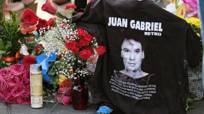 Juan Gabriel también fue homenajeado en Hollywood, en su estrella en el Paseo de la Fama.