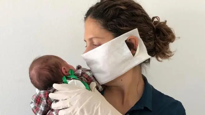 Sara aún no ha podido darle un besito a su hija recién nacida.