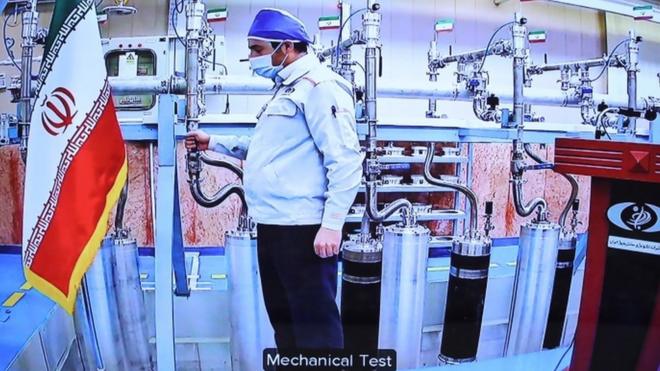 مهندس إيراني يعمل في منشأة نطنز النووية الإيرانية