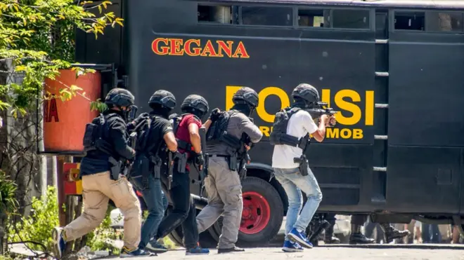 Para petugas Densus 88 menggrebek dan mengeledah rumah terduga pelaku serangan bom bunuh diri polrestabes Surabaya.