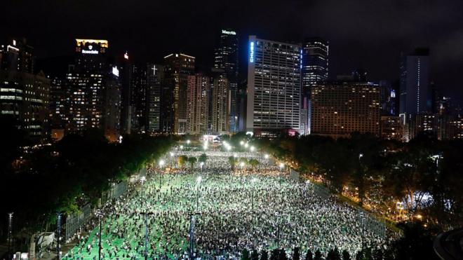 六四31周年：香港遍地烛光 维园晚会有人喊“港独”口号