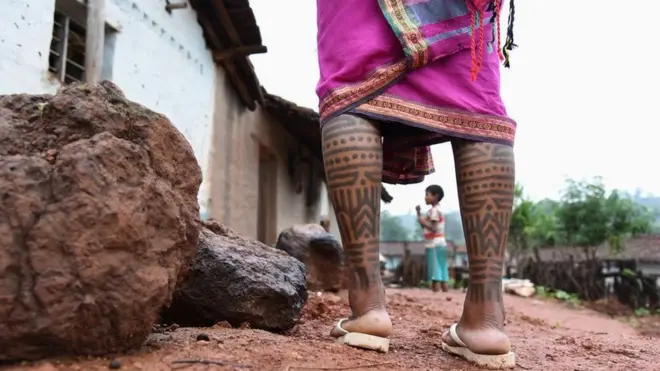 Há dois milênios, mulheres da tribo Baiga são tatuadas | Foto: WaterAid/ Ronny Sen