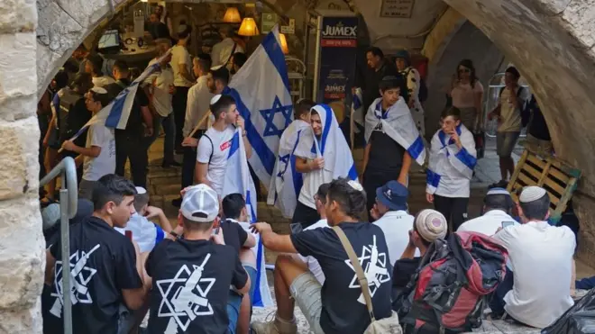 Bayrak yürüyüşüne katılanlar