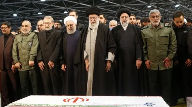 ایران کے رہبرِ اعلیٰ آیت اللہ سید علی خامنہ ای جنرل قاسم سلیمانی اور ابو مہدی المہندس کی نمازِ جنازہ پڑھا رہے ہیں