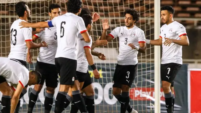 لاعبو منتخب مصر يحتفلون بعد تسجيلهم في مباراة أمام كينيا في تصفيات كاس الأمم الأفريقية