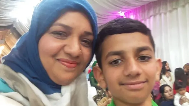 عائشہ امجد کا تیرہ برس کا بیٹا علی بھی آٹزم کا شکار ہے اور کورونا وائرس کی وجہ سے پیدا ہونے والی صورتحال سے ان کے روز مرہ کے معمولات زندگی بھی متاثر ہوئے ہیں