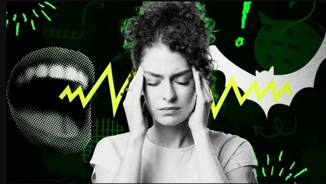 امرأة تضع يديها على جبينها وعيناها مغلقتان.