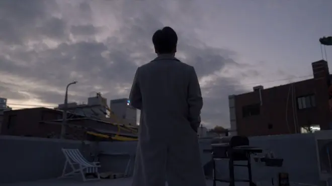 하늘을 바라보는 탈북민 남성의 뒷모습