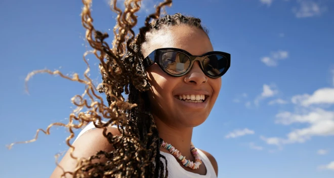 웃고 있는 한 여성 