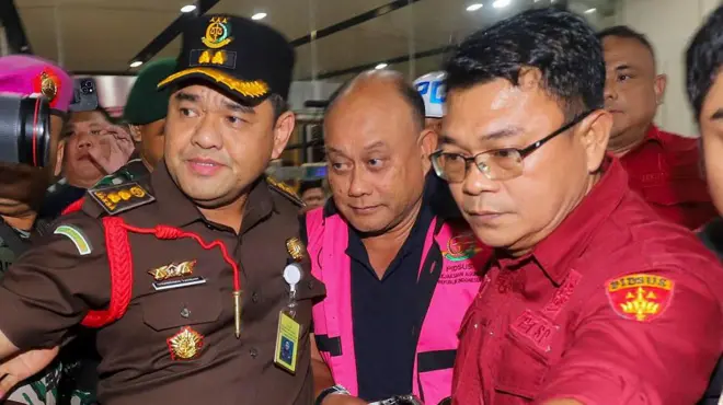 Dadan Hindayana mengenakan rompi tahanan Kejaksaan Agung, Rabu (03/06).