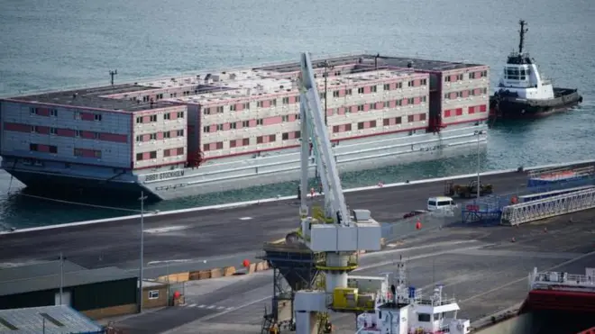 Göçmenlerin yerleştirilmesi planlanan dev mavna