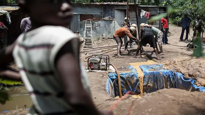 Foto of pipo wey dey drill borehole for water
