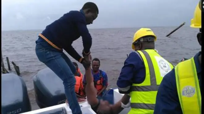 Àwọn tó ń dóòlà àwọn tó rì sínú omi 