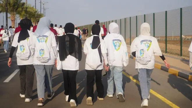 این دختران در گروه‌های ده نفره وارد عمان شدند. گروه اول در ۱۱ سپتامبر ۲۰۲۴ به مسقط رسید.