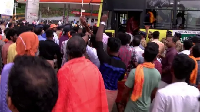 시위대는 사원에 출입하려는 여성을 공격하기도 했다