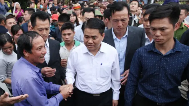 Ông Nguyễn Đức Chung về làng Mỹ Đức, Đồng Tâm để đối thoại với người dân hồi tháng 4/2017