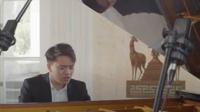 Nguyễn Việt Trung trong một lần biểu diễn dương cầm ở Warsaw trước cuộc thi Chopin lần thứ 18