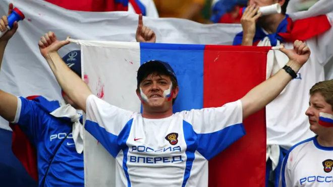 أعلن المليادير الروسي رومان أبراموفيتش مالك نادي تشيلسي اللندني عزمه بيع ناديه الإنجليزي.