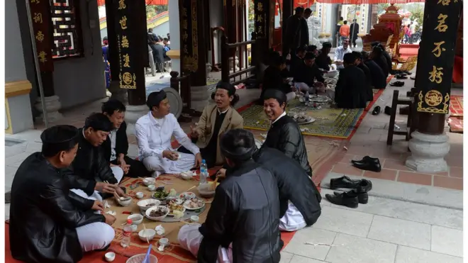Xã hội Việt Nam còn tàn tích của thời phong kiến.