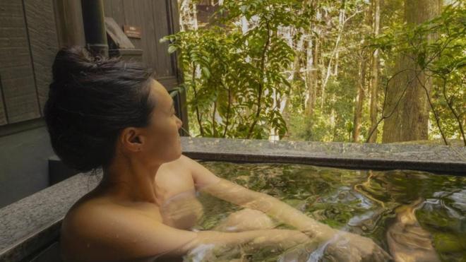 كيف تساعد حمامات العراة اليابانيين على التخلص من ضغوط الحياة؟