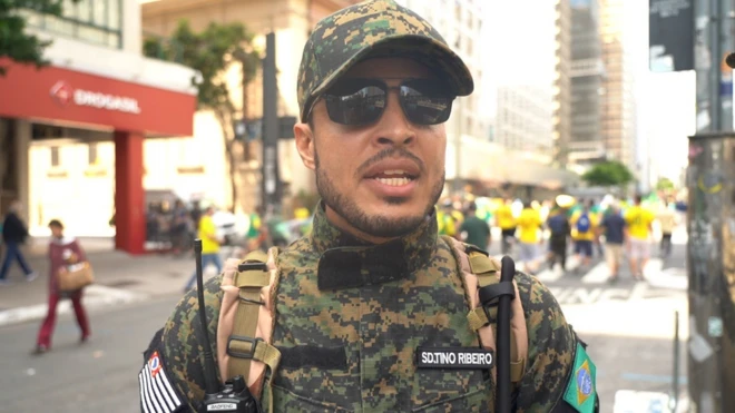 Vestindo farda semelhante à do Exército, Tino Ribeiro conta que é membrojogos de aposta futebolum grupojogos de aposta futebolairsoft e defende o retorno do voto impresso