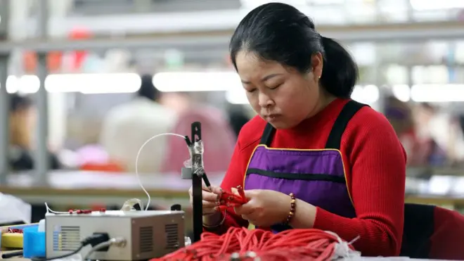 2025年4月8日,工人在廣西柳州融安縣一家電子廠間的生產線上加工數據線等電子產品。