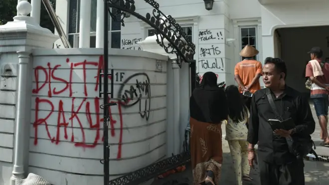 Sejumlah massa tidak dikenal mendatangi rumah Anggota DPR Surya Utama atau Uya Kuya di Pondok Bambu, Jakarta Timur, 31 Agustus 2025.