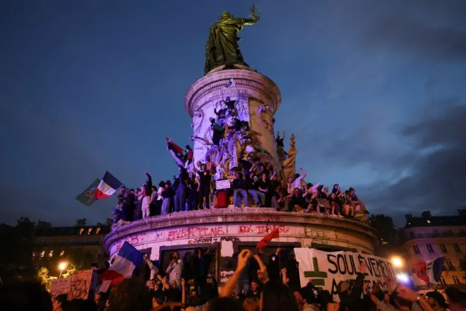 Paris Cumhuriyet Meydanı'ndaki kutlamalar 