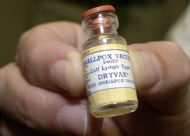 Une fiole de variole séchée contenant une centaine de doses