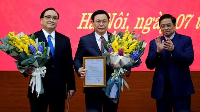 Tân Bí thư Thành ủy Hà Nội Vương Đình Huệ (giữa) trong buổi lễ nhận quyết định vào vị trí mới thay thế ông Hoàng Trung Hải (trái) hôm 07/02/2020.