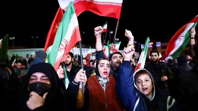 Warga Teheran menyambut gencatan senjata antara pemerintah Iran dan Amerika Serikat, pada Rabu (08/04).