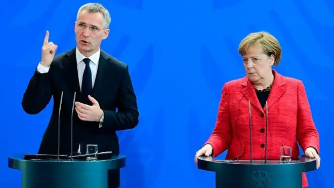 د ناټو سرمنشي په جرمني کې له لومړۍوزیرې سره خبر غونډې ته وینا کوي.