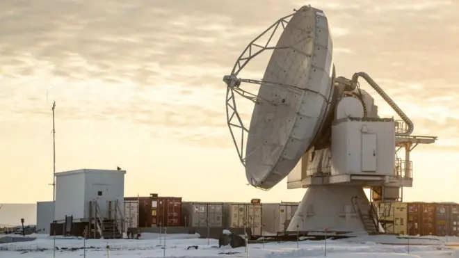 Uma antena do sistema antimísseis da base de Pituffik
