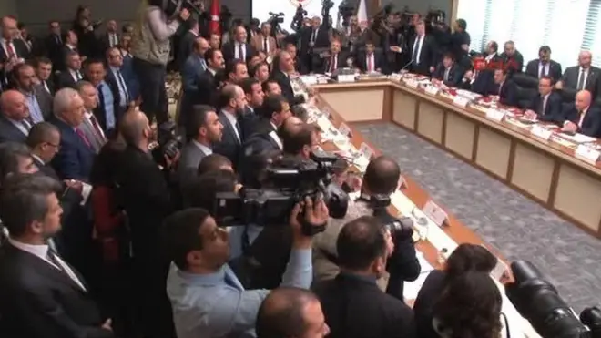 Anayasa değişikliği teklifinin referanduma götürülmesi için önce TBMM Anayasa Komisyonu'ndan geçmesi, sonra da Meclis Genel Kurulu'nda en az 330 oyla kabul edilmesi gerekiyor