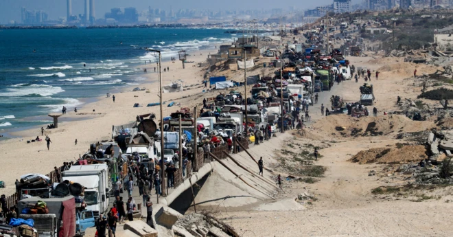 Una enorme columna de vehículos atascados en la carretera costera que lleva de Ciudad de Gaza hacia el sur. 