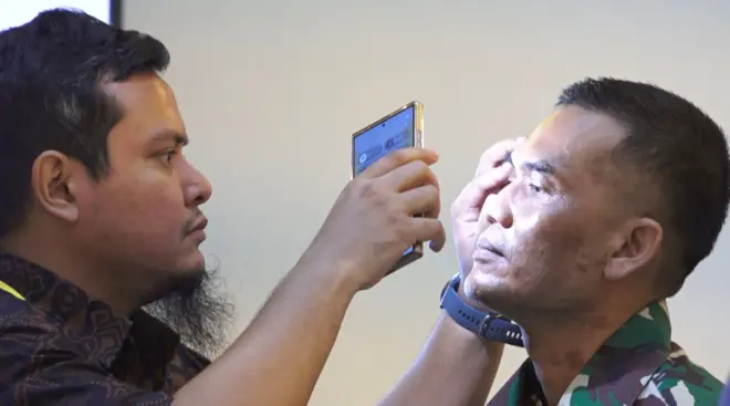 Dokter spesialis mata diminta majelis hakim memeriksa mata terdakwa untuk membandingkan dengan mata korban yang rusak karena air keras.