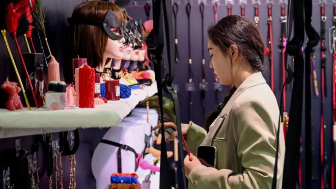 顾客正在展会上查看性玩具