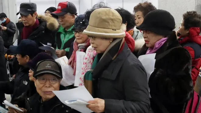 고령층 일자리를 찾으려고 구직센터를 찾은 사람들
