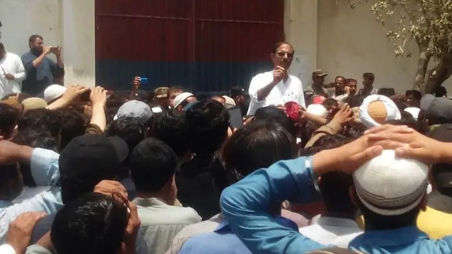 Massa menggelar protes setelah seorang pemeluk Hindu di Pakistan dituduh menghina agama.