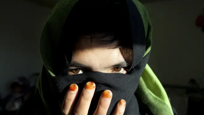 Bas Gul es otra menor que huyó de un matrimonio forzado y fue albergada en un refugio para mujeres y niñas en Afganistán. La organización no gubernamental internacional Save the Children instó al gobierno afgano a poner fin al matrimonio infantil.