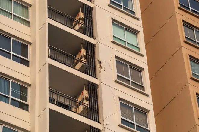 ภาพคอนโดฯ ใน จ.เชียงใหม่ ซึ่งปรากฎรอยร้าวที่ตัวอาคารภายนอก หลังเกิดเหตุแผ่นดินไหวเมื่อวันที่ 28 มี.ค.